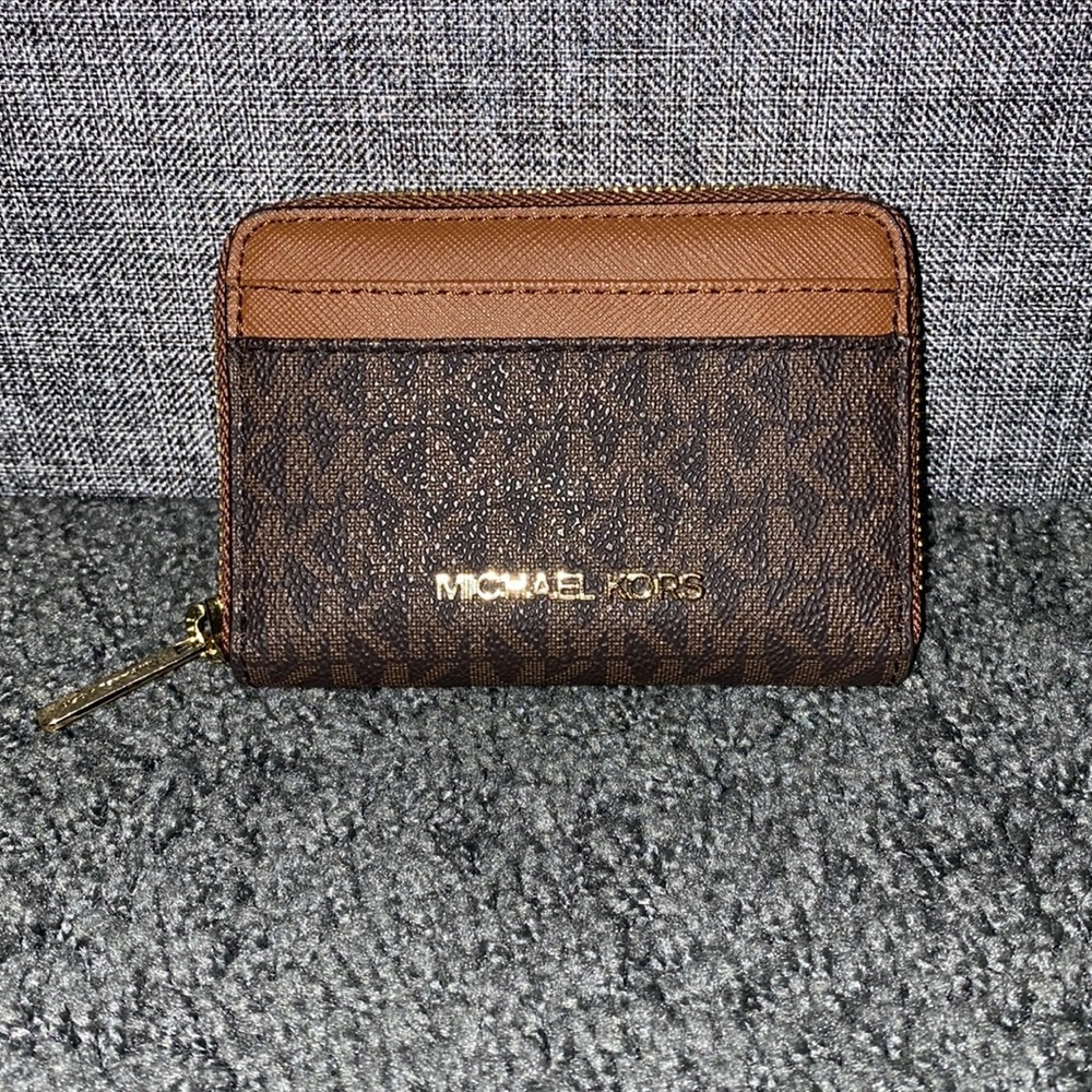 Michael Kors Jet Set Travel Medium Logo Zip Around Card Case